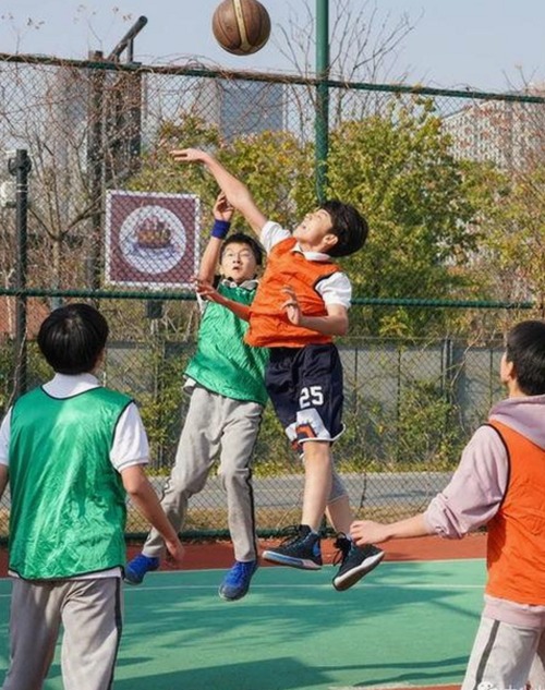 探花阿宾携御姐美女演绎反差魅力引关注